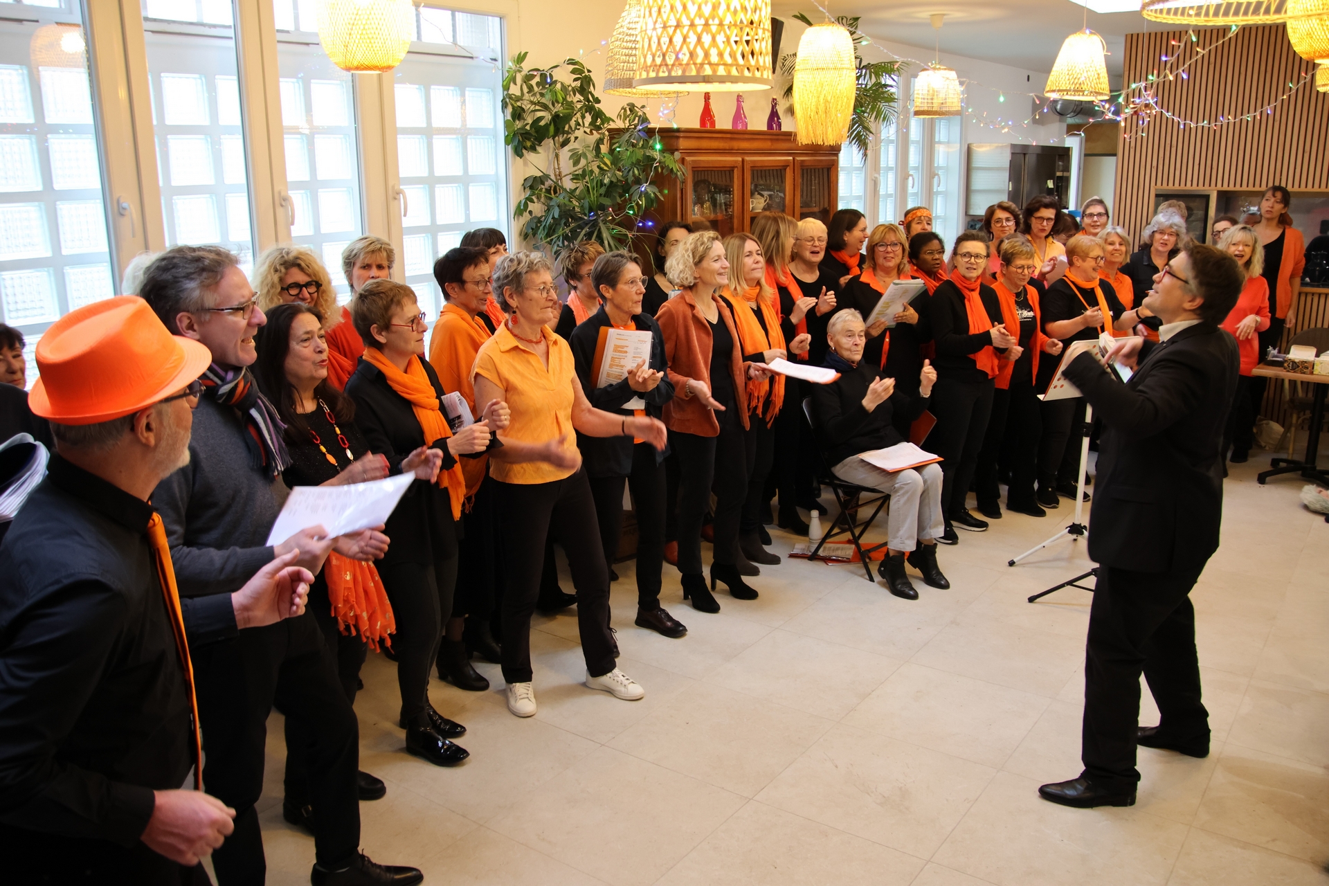 Libre Swing — La chorale en orange, sous les guirlandes